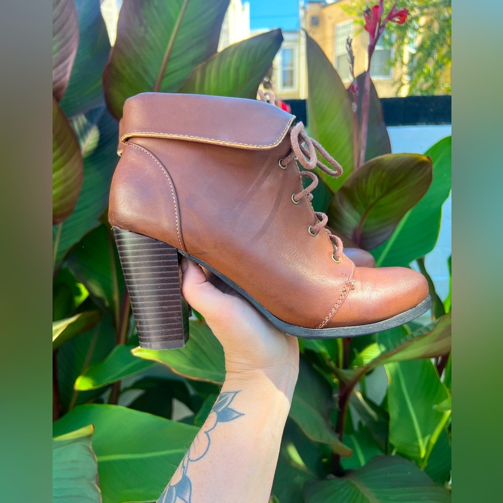 Unique Vintage faux leather brown lace up chunky ankle boot size 8 - worn once